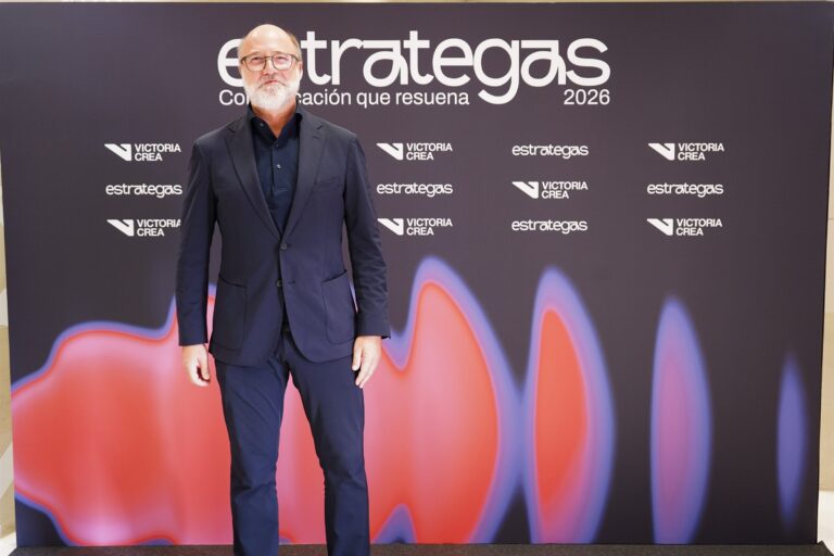 Asistentes posando en el photocall de ESTRATEGAS 2026, foto 1