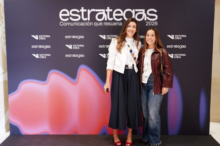 Asistentes posando en el photocall de ESTRATEGAS 2026, foto 2