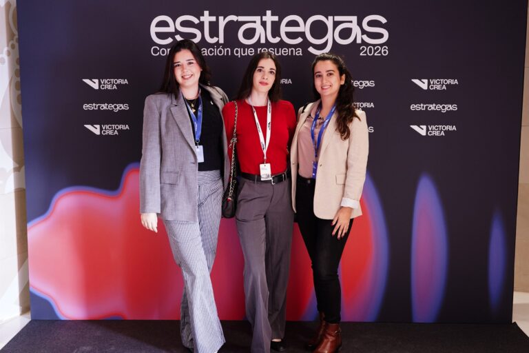 Asistentes posando en el photocall de ESTRATEGAS 2026, foto 3