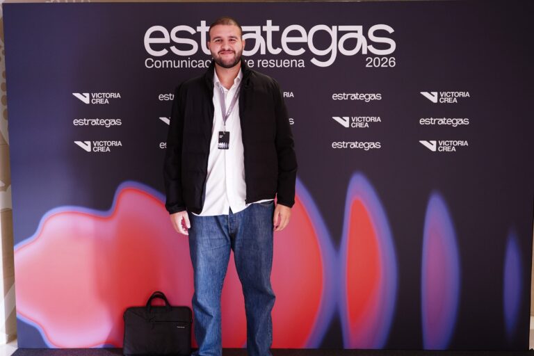Asistentes posando en el photocall de ESTRATEGAS 2026, foto 4