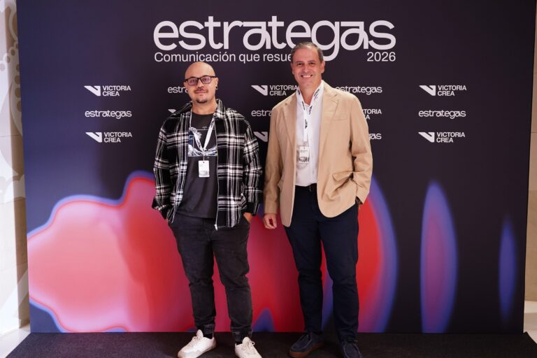 Asistentes posando en el photocall de ESTRATEGAS 2026, foto 5