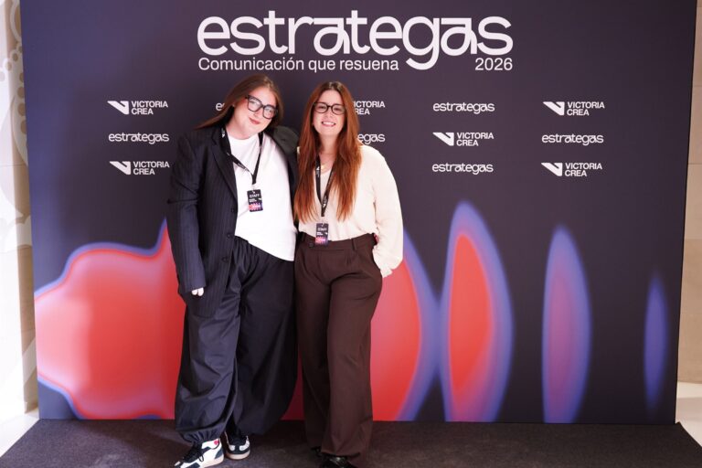 Asistentes posando en el photocall de ESTRATEGAS 2026, foto 6