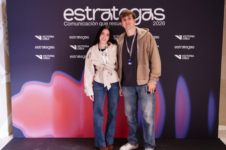 Asistentes posando en el photocall de ESTRATEGAS 2026, foto 7