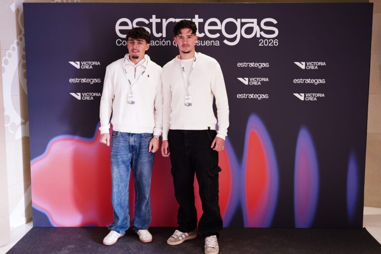Asistentes posando en el photocall de ESTRATEGAS 2026, foto 8