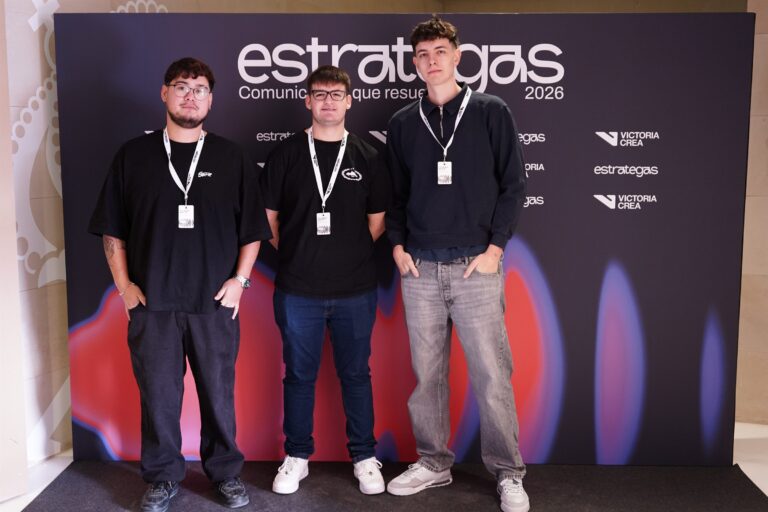 Asistentes posando en el photocall de ESTRATEGAS 2026, foto 10
