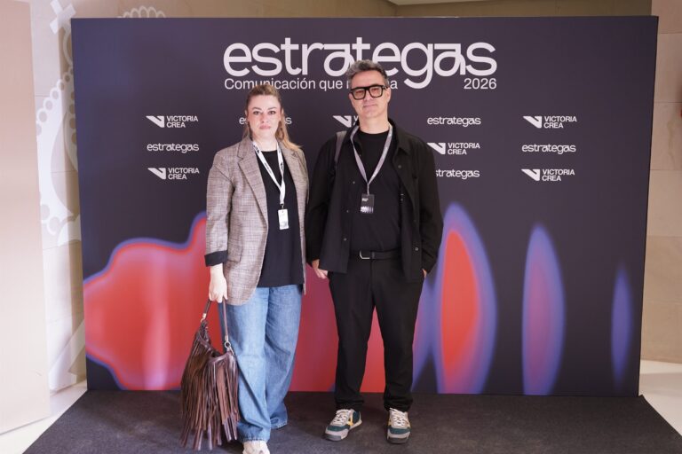 Asistentes posando en el photocall de ESTRATEGAS 2026, foto 11