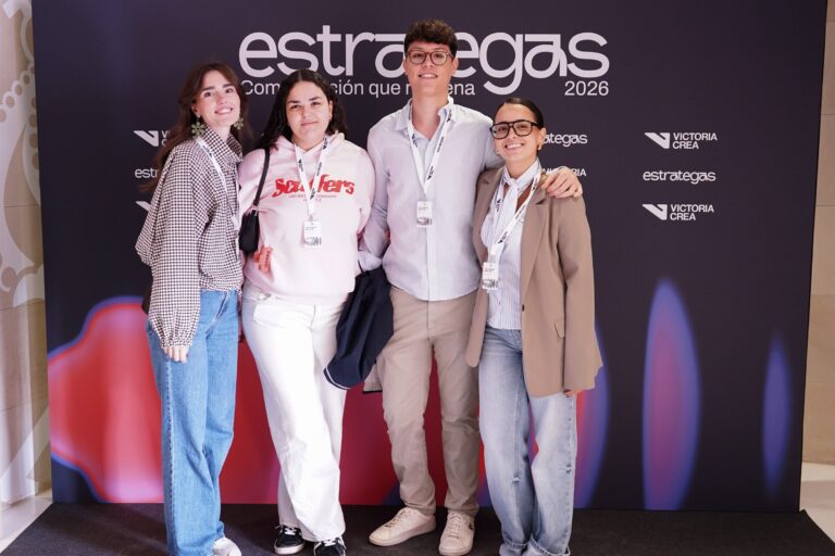 Asistentes posando en el photocall de ESTRATEGAS 2026, foto 13
