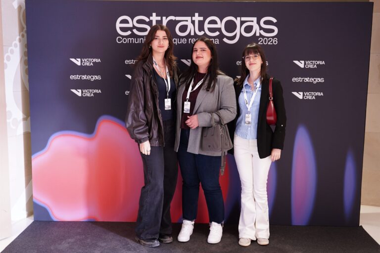 Asistentes posando en el photocall de ESTRATEGAS 2026, foto 14