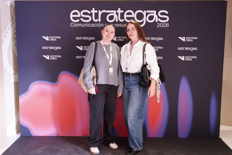 Asistentes posando en el photocall de ESTRATEGAS 2026, foto 15