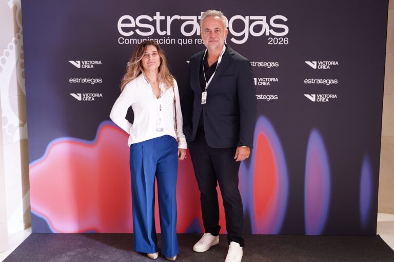 Asistentes posando en el photocall de ESTRATEGAS 2026, foto 16