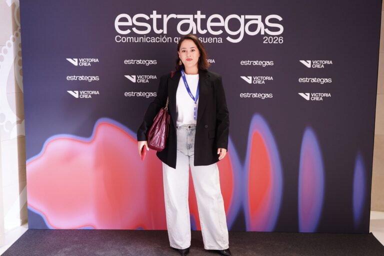 Asistentes posando en el photocall de ESTRATEGAS 2026, foto 18