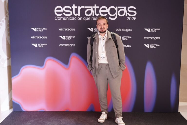 Asistentes posando en el photocall de ESTRATEGAS 2026, foto 19