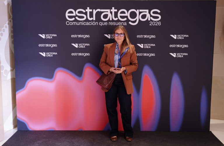 Asistentes posando en el photocall de ESTRATEGAS 2026, foto 20
