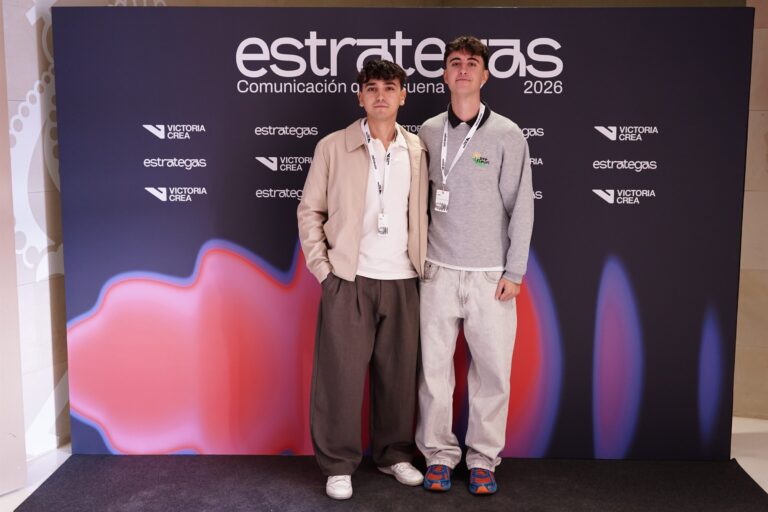 Asistentes posando en el photocall de ESTRATEGAS 2026, foto 21