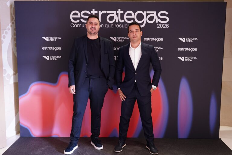 Asistentes posando en el photocall de ESTRATEGAS 2026, foto 22