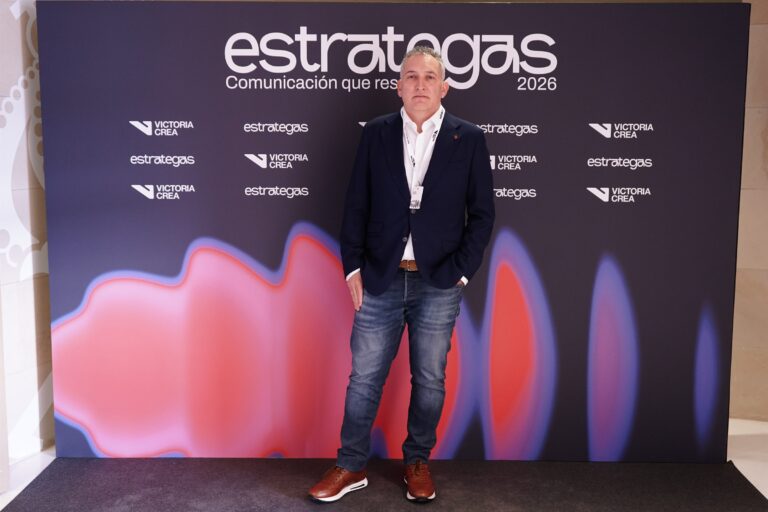 Asistentes posando en el photocall de ESTRATEGAS 2026, foto 23