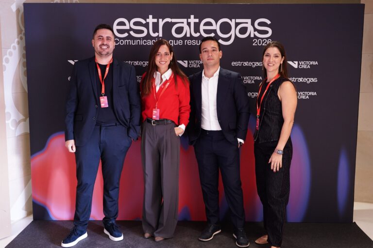 Asistentes posando en el photocall de ESTRATEGAS 2026, foto 24