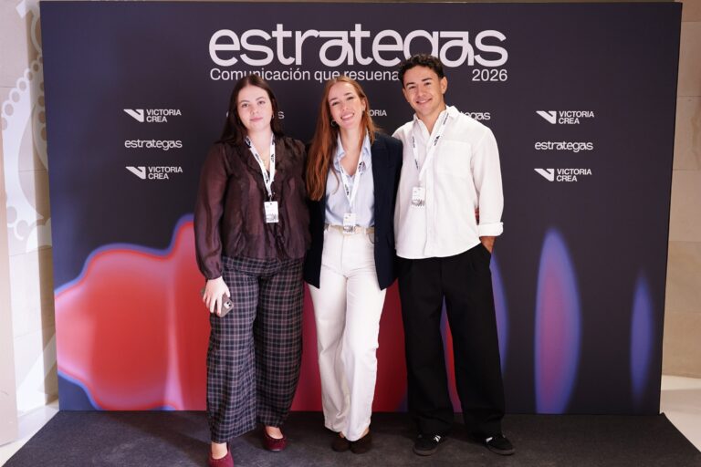 Asistentes posando en el photocall de ESTRATEGAS 2026, foto 25