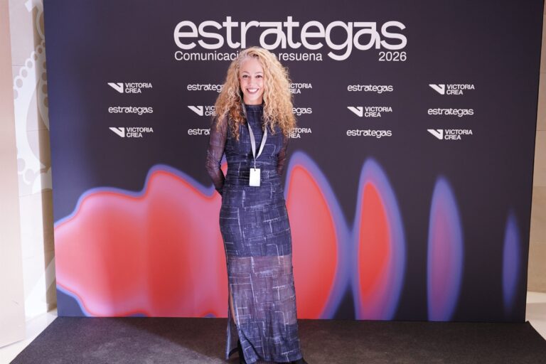 Asistentes posando en el photocall de ESTRATEGAS 2026, foto 26