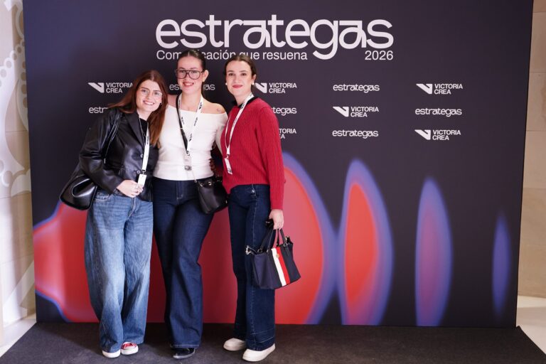 Asistentes posando en el photocall de ESTRATEGAS 2026, foto 27