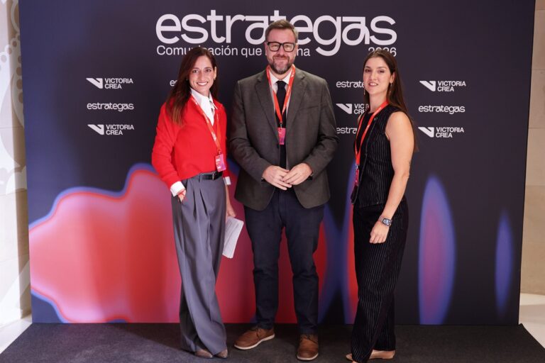 Asistentes posando en el photocall de ESTRATEGAS 2026, foto 28