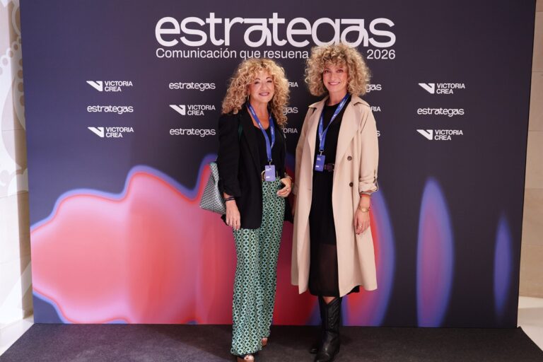 Asistentes posando en el photocall de ESTRATEGAS 2026, foto 29