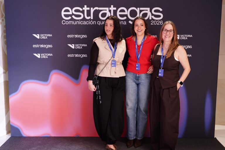 Asistentes posando en el photocall de ESTRATEGAS 2026, foto 30