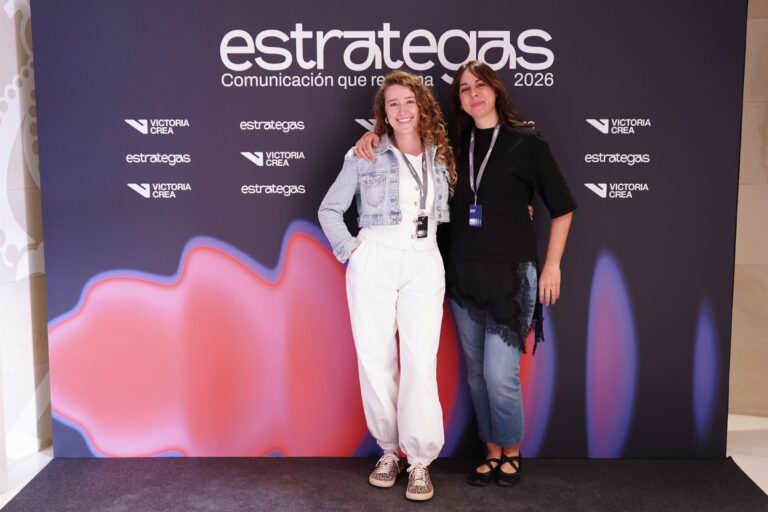 Asistentes posando en el photocall de ESTRATEGAS 2026, foto 31