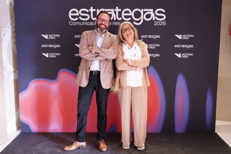Asistentes posando en el photocall de ESTRATEGAS 2026, foto 32