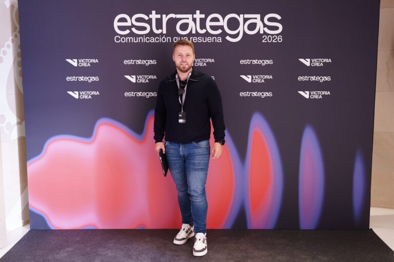 Asistentes posando en el photocall de ESTRATEGAS 2026, foto 33