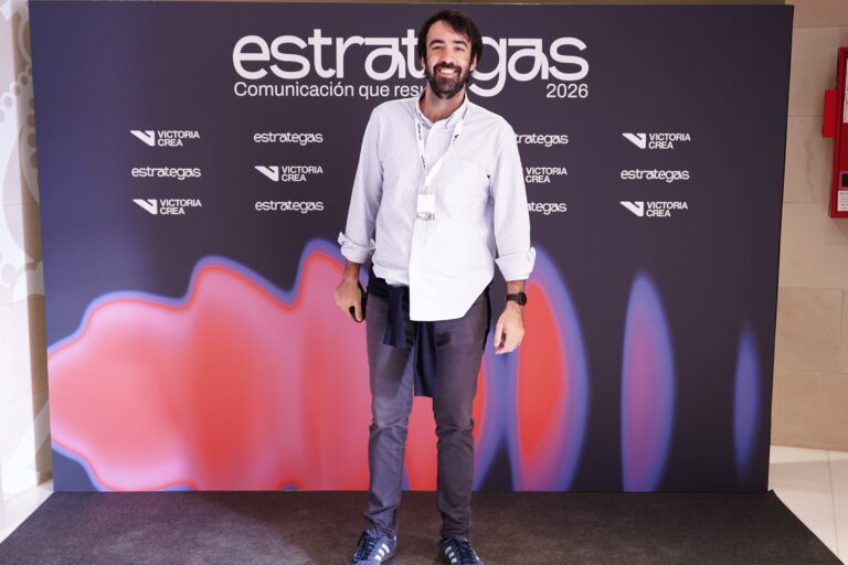 Asistentes posando en el photocall de ESTRATEGAS 2026, foto 34