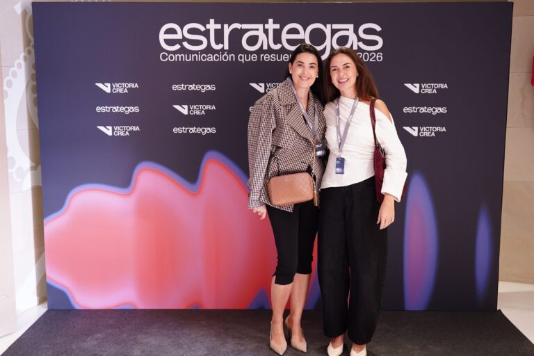 Asistentes posando en el photocall de ESTRATEGAS 2026, foto 35