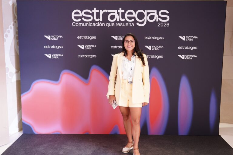 Asistentes posando en el photocall de ESTRATEGAS 2026, foto 36