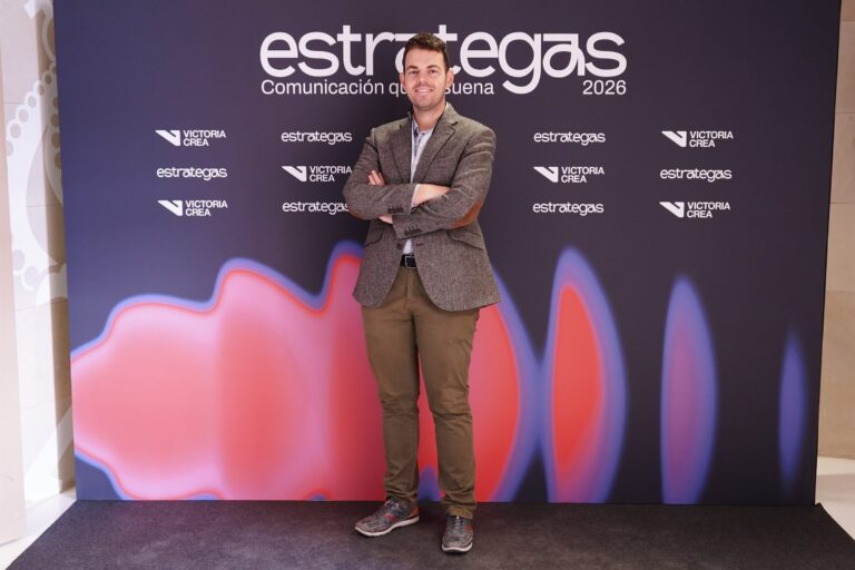 Asistentes posando en el photocall de ESTRATEGAS 2026, foto 37
