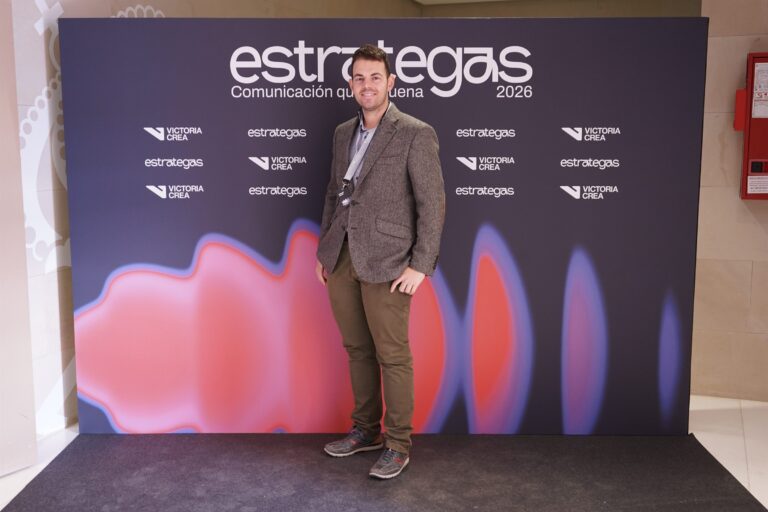 Asistentes posando en el photocall de ESTRATEGAS 2026, foto 39