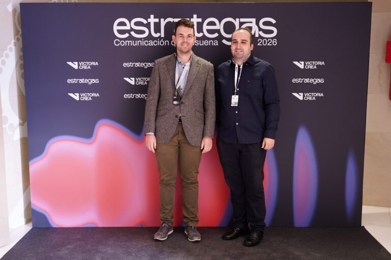 Asistentes posando en el photocall de ESTRATEGAS 2026, foto 40