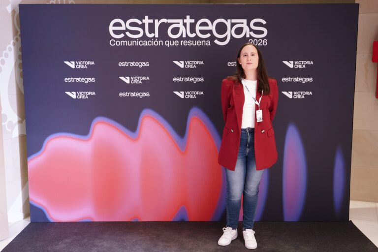 Asistentes posando en el photocall de ESTRATEGAS 2026, foto 41