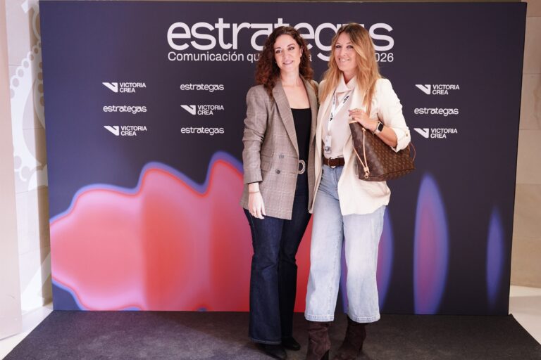 Asistentes posando en el photocall de ESTRATEGAS 2026, foto 42