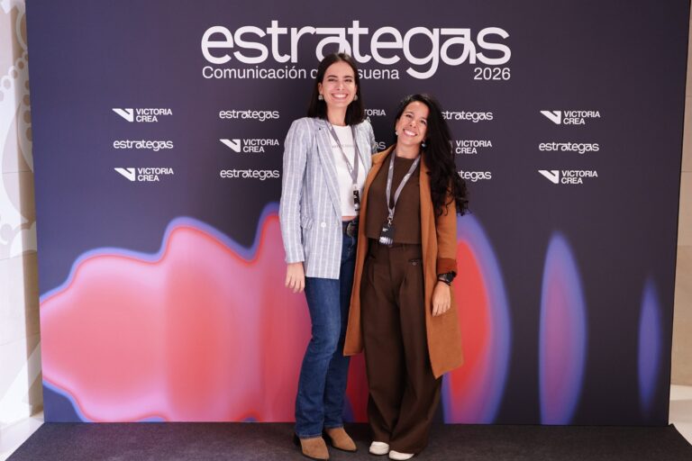 Asistentes posando en el photocall de ESTRATEGAS 2026, foto 43
