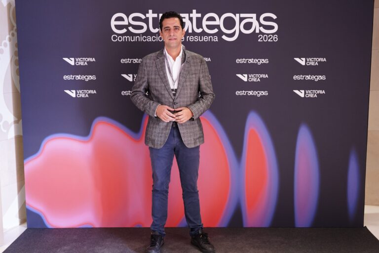 Asistentes posando en el photocall de ESTRATEGAS 2026, foto 44