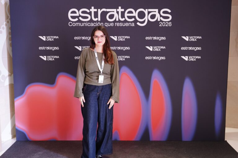Asistentes posando en el photocall de ESTRATEGAS 2026, foto 45