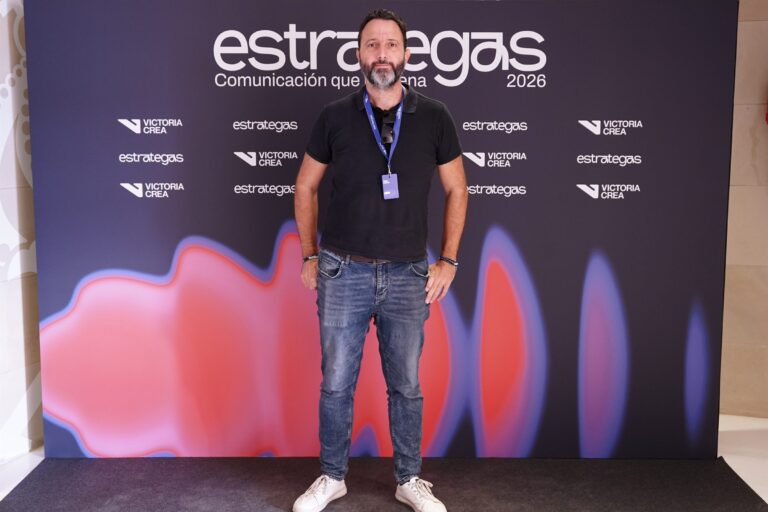 Asistentes posando en el photocall de ESTRATEGAS 2026, foto 46