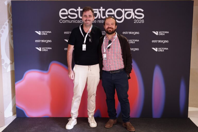 Asistentes posando en el photocall de ESTRATEGAS 2026, foto 47