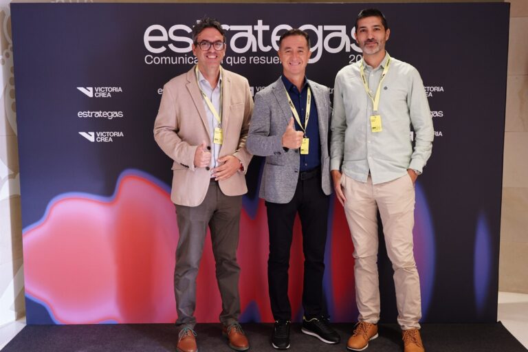 Asistentes posando en el photocall de ESTRATEGAS 2026, foto 48