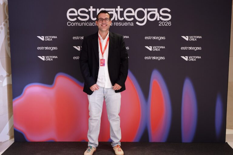 Asistentes posando en el photocall de ESTRATEGAS 2026, foto 49