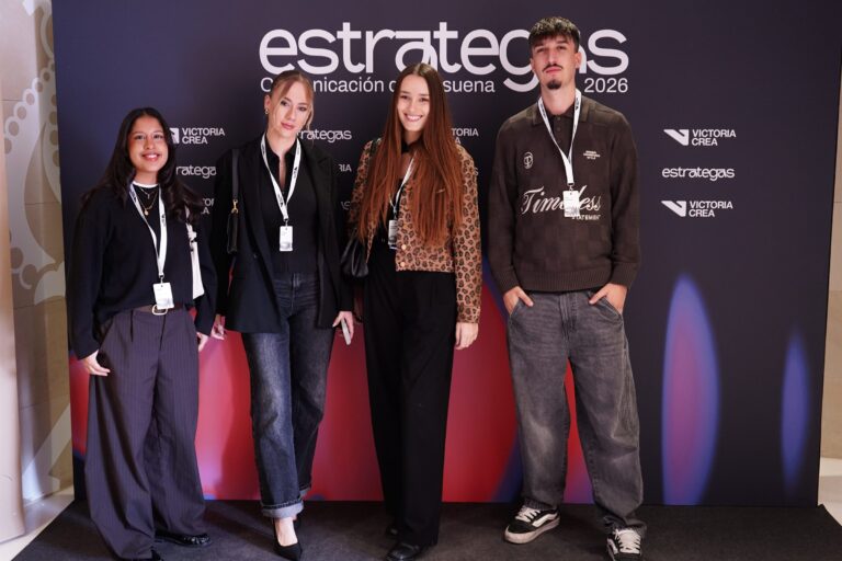 Asistentes posando en el photocall de ESTRATEGAS 2026, foto 50