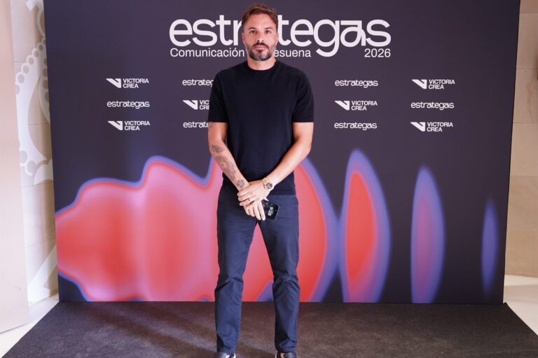 Asistentes posando en el photocall de ESTRATEGAS 2026, foto 51