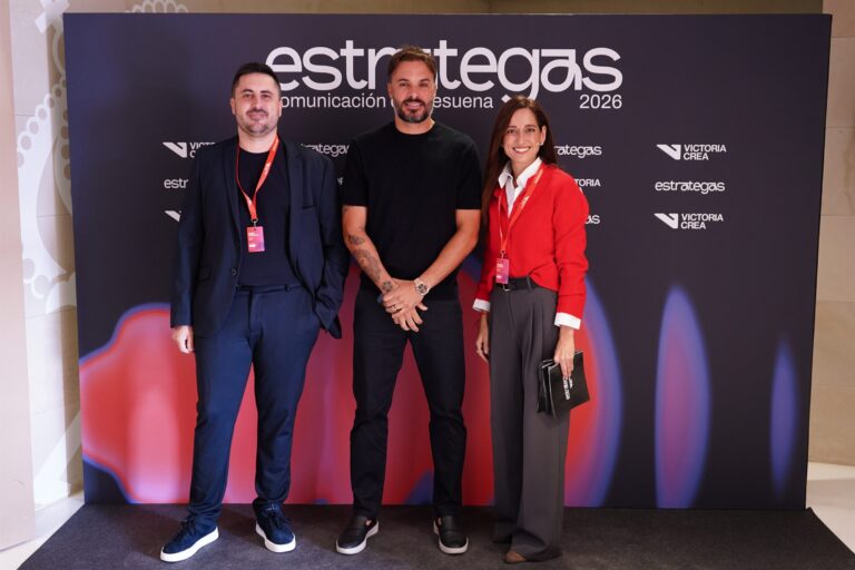Asistentes posando en el photocall de ESTRATEGAS 2026, foto 52