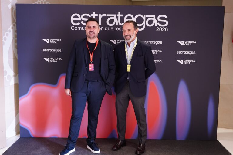 Asistentes posando en el photocall de ESTRATEGAS 2026, foto 53