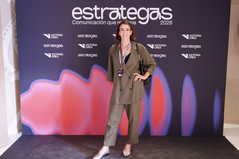 Asistentes posando en el photocall de ESTRATEGAS 2026, foto 55